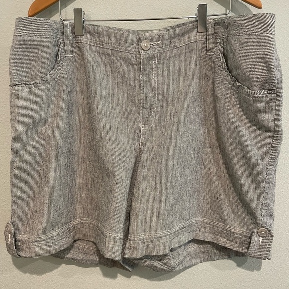Avenue Linen Blend Pinstripe Shorts. Size 16 - Picture 1 of 6